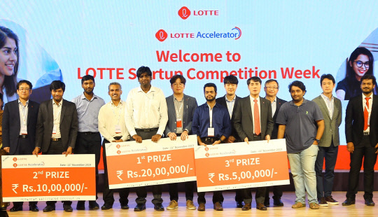 롯데는 지난 21일(현지시간) 인도공과대학 리서치파크 컨퍼런스홀에서 '제1회 롯데 스타트업 경진대회'를 했다. 이진성 롯데액셀러레이터 대표이사(오른쪽에서 다섯번째)가 수상자들과 함께 기념사진을 찍고 있다. <롯데지주 제공>